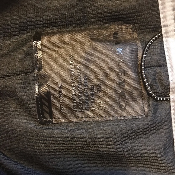 Oakley ski or snowboarding pants size L - Picture 2 of 5